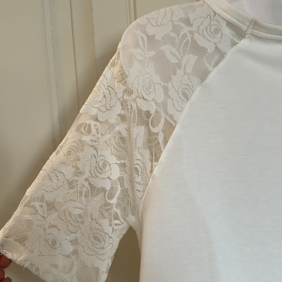 PanHandle Off White top with lace sleeves. Size M - Picture 4 of 4